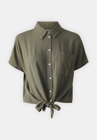 Camicia a maniche corte color verde oliva in un tessuto testurizzato, con colletto, taschino anteriore e orlo annodato. Presenta bottoni bianchi lungo la parte anteriore.
