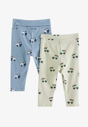 Zwei Kinderleggings: ein Paar blau mit LKW-Mustern, das andere hellgrün mit ähnlichen Designs. Aus Baumwollmaterial, mit elastischen Bündchen.