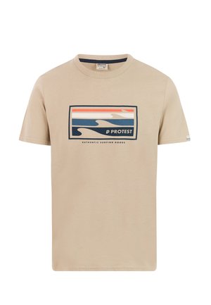 Beiges Baumwoll-T-Shirt mit einem grafischen Aufdruck aus blauen und orangen Streifen und dem Schriftzug "PROTEST" in der Mitte. Reguläre Passform und kurze Ärmel.