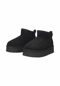 Stivaletti neri in suede con suole a piattaforma spessa e linguette sul retro, progettati per un uso casual.