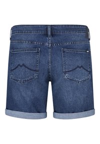 Denimshorts met een aansluitende pasvorm, donkerblauwe kleur, opgerolde boorden en twee achterzakken met een subtiel stikselontwerp.