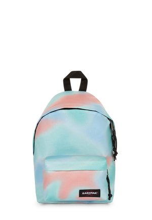 Petit sac à dos Eastpak avec motif tie-dye bleu pastel et rose, poche avant zippée, poignée supérieure et tirettes de fermeture éclair noires.