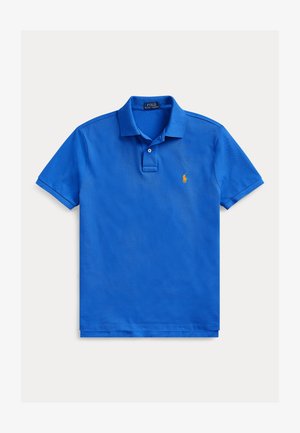 Blå polotrøye laget av myk bomull, med klassisk krage, toknapps lukking og en liten brodert logo på venstre bryst.