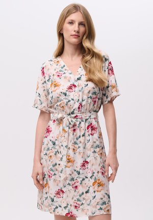 Vestido floral con una tela ligera y transpirable que presenta patrones de flores en rosa, naranja y verde. Manga corta, cierre de botones en la parte delantera y cintura ceñida con cinturón.