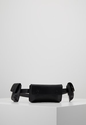 Sac ceinture en cuir noir avec une grande poche centrale et deux petites poches latérales, toutes avec rabats et boutons-pression.