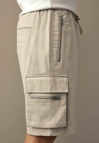 Next LUXE  REGULAR FIT - Short - bone