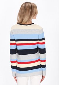 Langærmet pullover med vandrette striber i lyseblå, grå, rød og mørkeblå. Har en ribbet tekstur og rund halsudskæring.