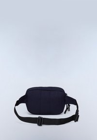 Dunkelblauer Stoff-Crossbody-Beutel mit einem Reißverschluss, gepolstertem Texture, verstellbarem schwarzem Gurt und minimalistischem Design.