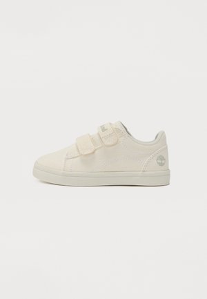 Λευκά καμβά sneakers με δύο ιμάντες Velcro, στρογγυλή μύτη και ανοιχτό γκρι λεπτομέρειες. Διαθέτει ένα μικρό λογότυπο στην εξωτερική πλευρά.