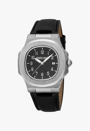 Montre carrée en acier inoxydable argenté avec cadran texturé noir, chiffres arabes, affichage de la date à 3 heures et bracelet en cuir noir.