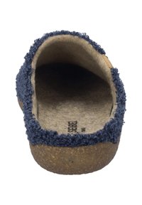 Granatowe kapcie z puszystym tekstylnym wierzchem, korkową podeszwą i miękką podszewką. O zaokrąglonym kształcie z teksturowanym brzegiem.