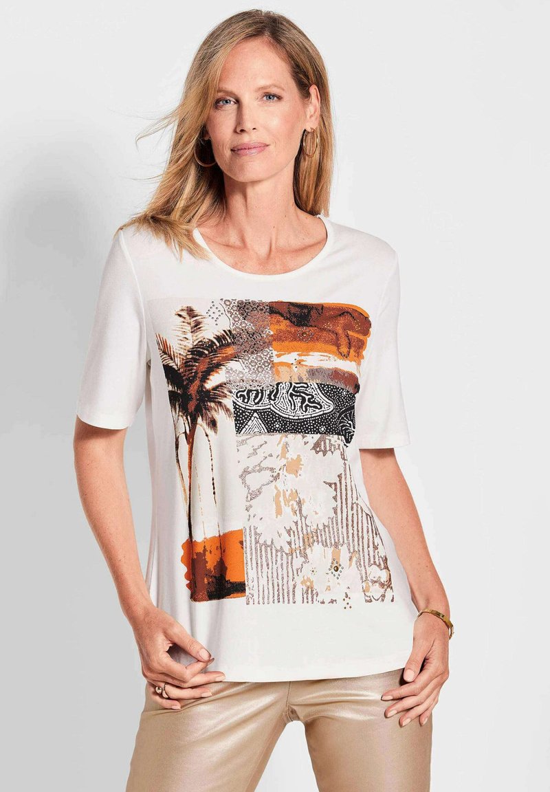 Weißes Kurzarmhemd mit einem bunten grafischen Design, das Palmen, abstrakte Muster und orangefarbene Akzente zeigt. Glatte Textur.
