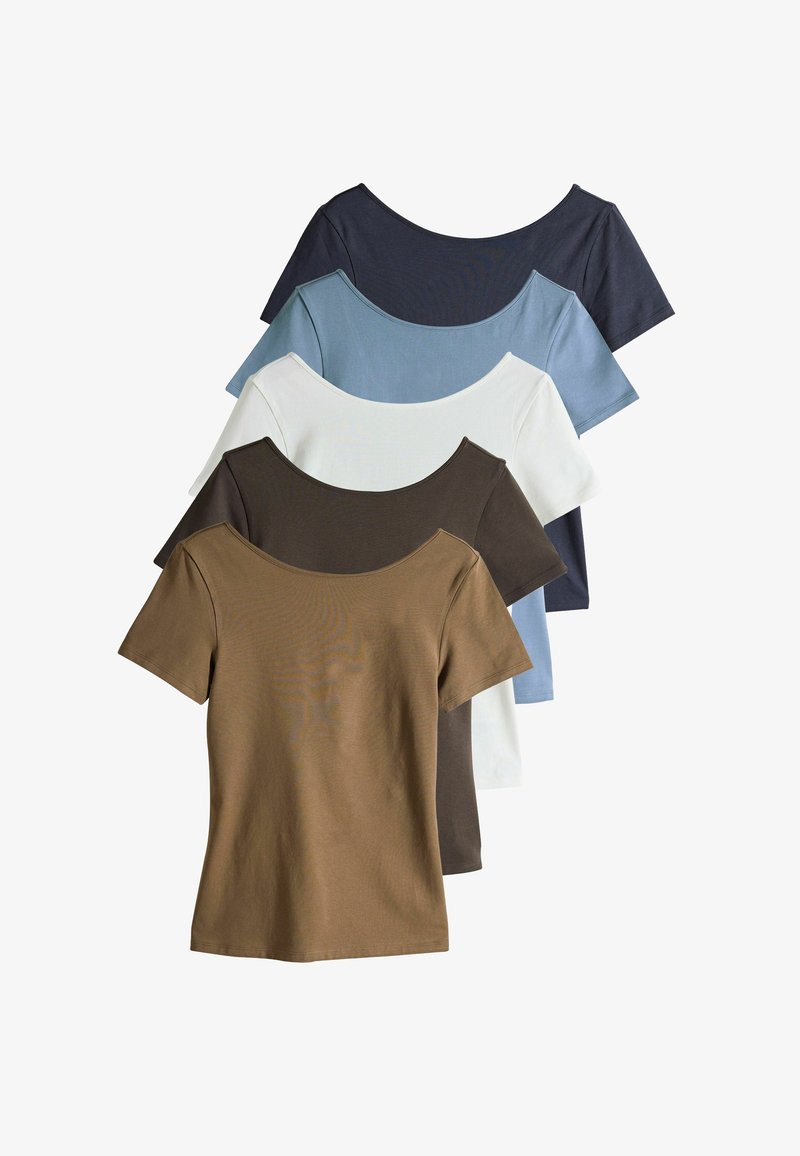 Sechs kurzärmelige T-Shirts in verschiedenen Farben: marineblau, hellblau, weiß, braun und dunkelbraun. Jedes hat einen runden Halsausschnitt und eine glatte Textur.