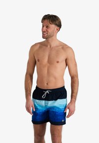Zwemshorts voor heren met een gradient ontwerp van donkerblauw naar lichtblauw, gemaakt van een lichtgewicht stof met een elastische tailleband en aantrekkoord.