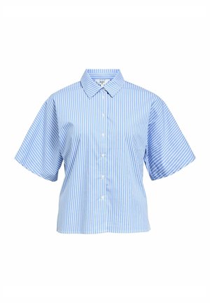 Chemise à manches courtes, boutonnée, de couleur bleu clair avec des rayures blanches, présentant un col classique et une coupe décontractée. Texture de tissu lisse.