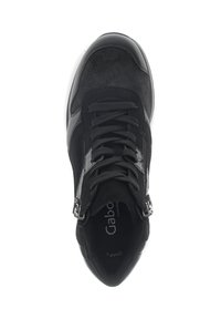 Zwarte sneaker met gladde en gestructureerde panelen, voorzien van veters, glanzende accenten en een ronde neus. Binnenin is de branding zichtbaar.