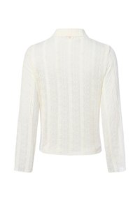 Langärmlige, cremefarbene Bluse mit einem strukturierten Muster, das vertikale Streifen und einen kleinen Kragen am Ausschnitt aufweist.
