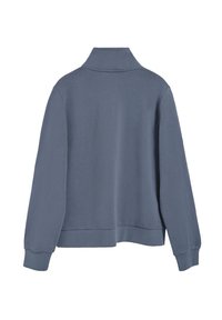 Ljusblå tröja med lång ärm, hög krage och avslappnad passform. Tillverkad av mjukt tyg med ribbade muddar och fåll.