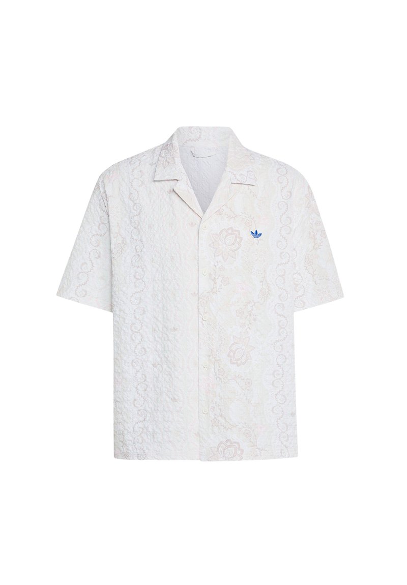 Camicia bianca a maniche corte con bottoni, con delicati motivi floreali e un piccolo logo Adidas blu sul petto sinistro.