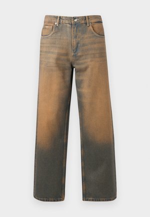 Széles lábú farmernadrág kopott kék és barna denimből. Jellemzői a magas derék, az elülső zsebek, és egy klasszikus gombos záródás fémes díszítéssel.