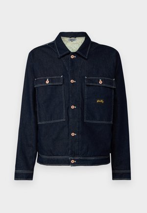 Dunkelblaue Jeansjacke mit klassischem Kragen, Kupferknöpfen, zwei Brusttaschen und einem kleinen gelben Logo auf der linken Tasche.