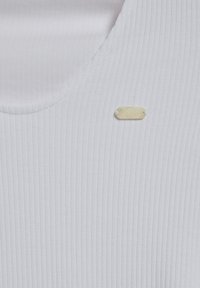 Canottiera bianca a coste con scollatura tonda e un piccolo etichetta argentata con la scritta "POLO CLUB". Tessuto dalla superficie liscia.