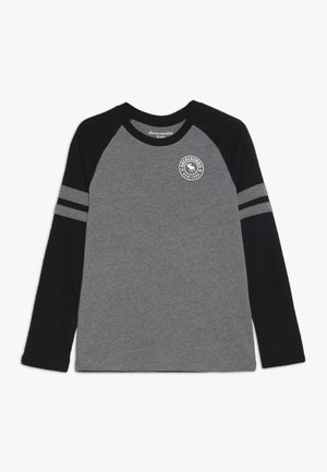 Longsleeve dla dzieci w stylu raglan, z szarym tułowiem, czarnymi rękawami ozdobionymi dwoma szarymi paskami oraz okrągłym logo Abercrombie na piersi.