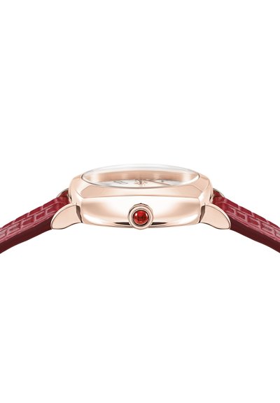 Roséguld-tonad klocka med ett rött läderarmband som har ett präglat mönster; rund boett och röd ädelstensaccent på kronan.