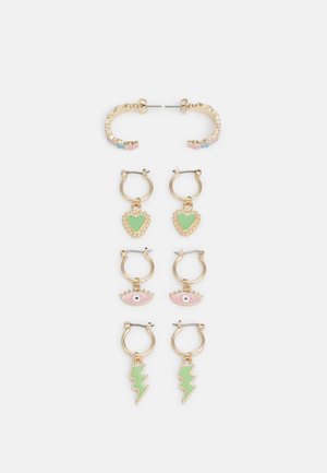 Conjunto de quatro pares de brincos de argola em tom dourado com charms coloridos: um coração rosa, um design de olho e um raio verde.