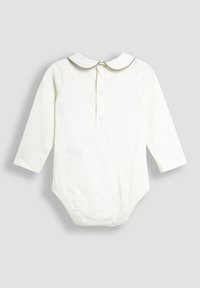 Hosszú ujjú fehér bodyn, péter pán gallérral, gombos elejével, patentokkal az alján, sima, puha tapintható anyagból készült.