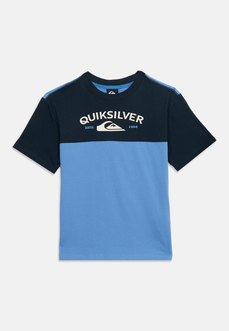 Κοντομάνικο t-shirt με χρωματικές μπλοκ σε ναυτικό μπλε και ανοιχτό μπλε, με το λογότυπο Quiksilver και το κείμενο "ESTD. 1969" στο στήθος.