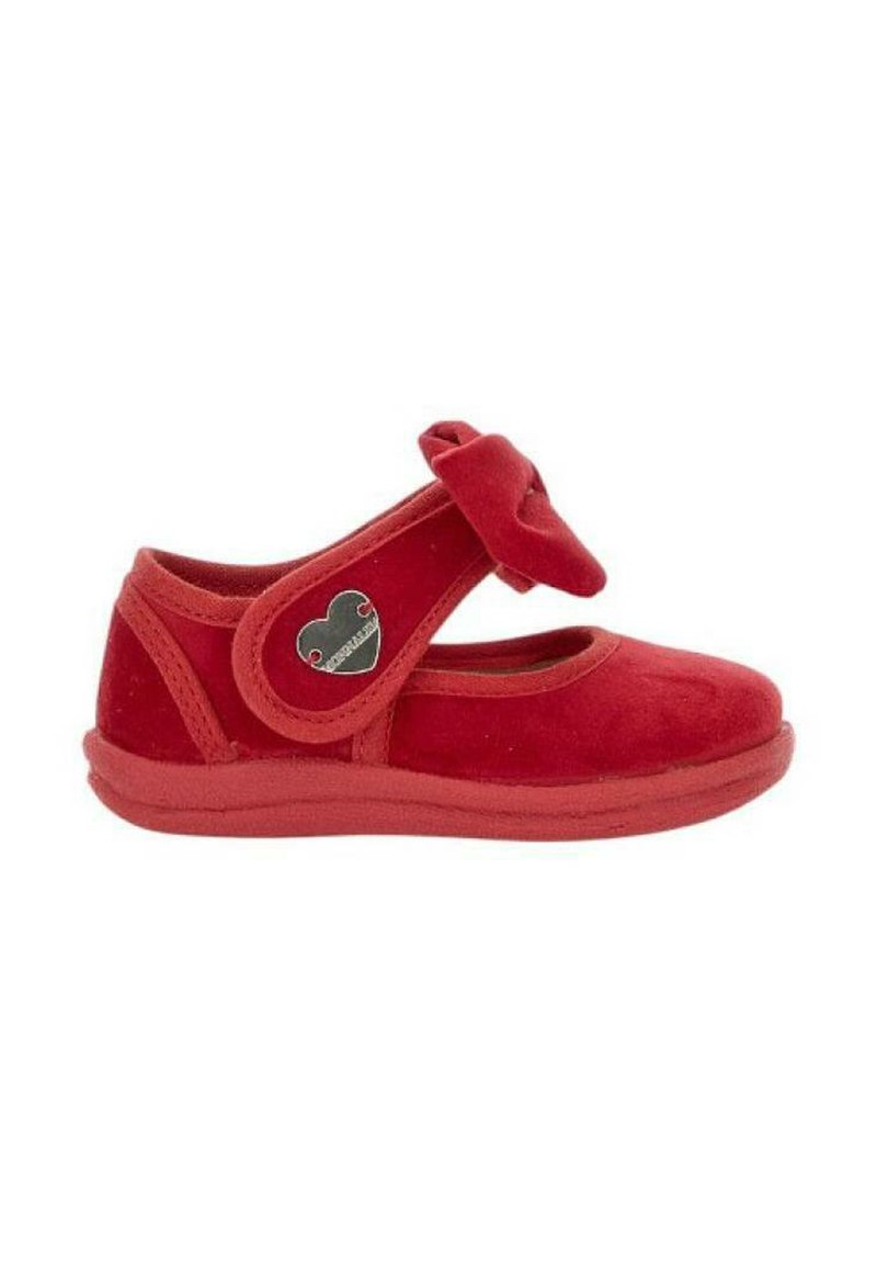 Scarpa Mary Jane in velluto rosso con dettaglio a fiocco e un accento argentato a forma di cuore. Texture liscia e suola in gomma flessibile.