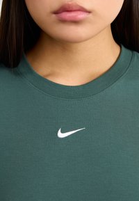 Nike Sportswear Navadna majica - vintage green/white