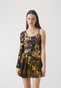 Versace Jeans Couture PLAQUE - Trikotāžas kleita - black/gold-coloured
