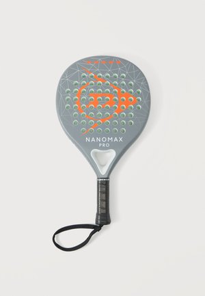 Grå Dunlop Nanomax Pro padelracket med oransje logo, perforert overflate, svart grep og håndleddsstropp på hvit bakgrunn.