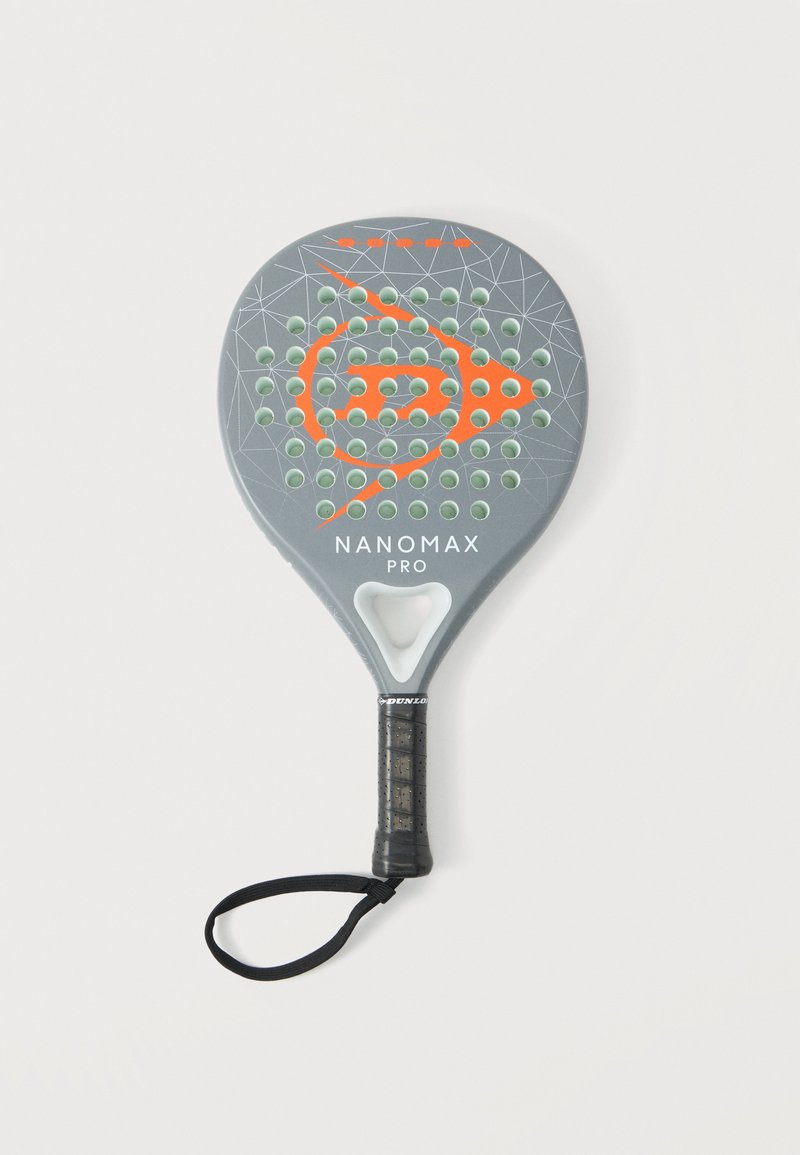 Γκρι ρακέτα padel Dunlop Nanomax Pro με πορτοκαλί λογότυπο, διάτρητη επιφάνεια, μαύρη λαβή και ιμάντα καρπού σε λευκό φόντο.