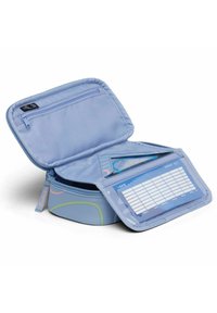 Borsa per il pranzo isolata di colore azzurro chiaro, con forma arrotondata. Presenta una tasca con cerniera, compartimenti interni e una tasca trasparente frontale per etichette.