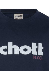 T-shirt blu navy a girocollo realizzato in cotone, con grande scritta bianca "schott" e la scritta più piccola "N.Y.C." in bordeaux sottostante.