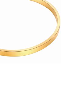 Arany bangle karkötő, sima felület, kör alakú forma, két ellentétes s�áv, fényes felület, minimalista dizájn, nincsenek látható kiegészítők vagy minták.
