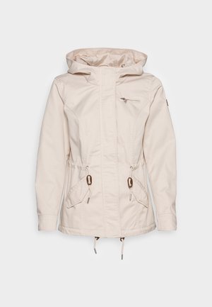 Veste à capuche beige clair pour femme avec fermeture éclair frontale, deux poches à rabat, liens ajustables à la taille et poche zippée sur la poitrine.