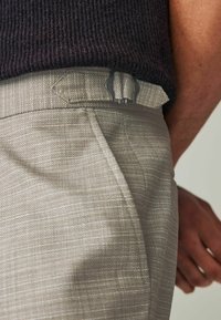 Next SIDE ADJUSTER - Chino - stone