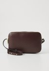 EMBLEM ELONGATED CAMERA BAG - Schoudertas - fudge aop