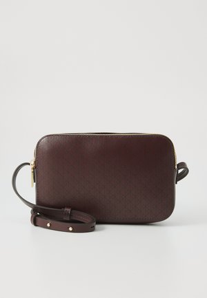 Sac en cuir bordeaux à bandoulière avec une surface texturée. Doté d'une fermeture éclair dorée, d'une sangle amovible et d'un motif géométrique embossé sur le matériau.