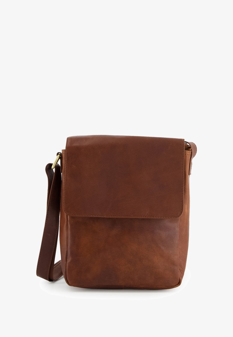 Brun læder crossbody taske med klap, justerbar skulderrem og glat tekstur. Har subtil syning og et minimalistisk design.