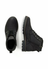 Bottines en cuir noir à bout rond, avec un laçage et une fermeture éclair sur le côté. Dessus texturé et semelle en caoutchouc avec des crampons pour l'adhérence.