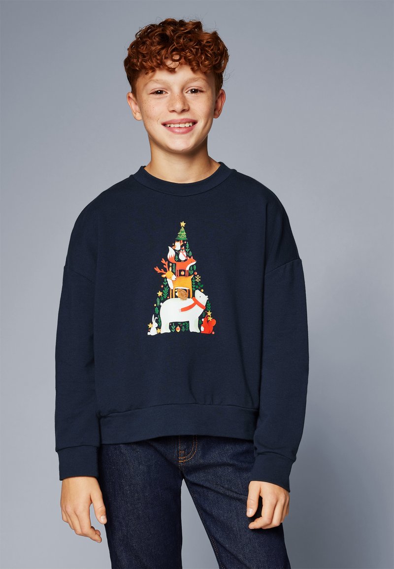 Sudadera azul marino de corte relajado, que presenta un gráfico colorido con temática navideña de animales y un árbol decorado en la parte delantera.