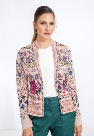 Gilet en tricot rose clair, avec des motifs floraux en violet, bleu et orange. Ouvert à l'avant, avec un col et des poignets côtelés.
