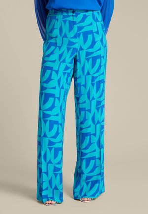 Pantaloni a gamba larga realizzati in un tessuto blu brillante e liscio, con un motivo astratto di un blu chiaro. Presentano una chiusura con bottone e tasche.