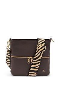 Borsa a tracolla in pelle marrone con finitura texture, dotata di una zip dorata e di una tracolla a righe nere e beige.