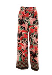 Pantalons larges avec un motif floral en rouge, rose et vert sur fond noir, avec un ourlet décoratif. Fabriqués en tissu léger.